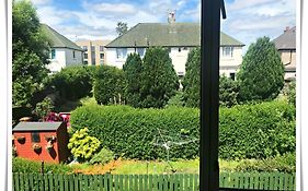 Bright & Spacious Double Room With Garden View- Close To Airport & City Centre
